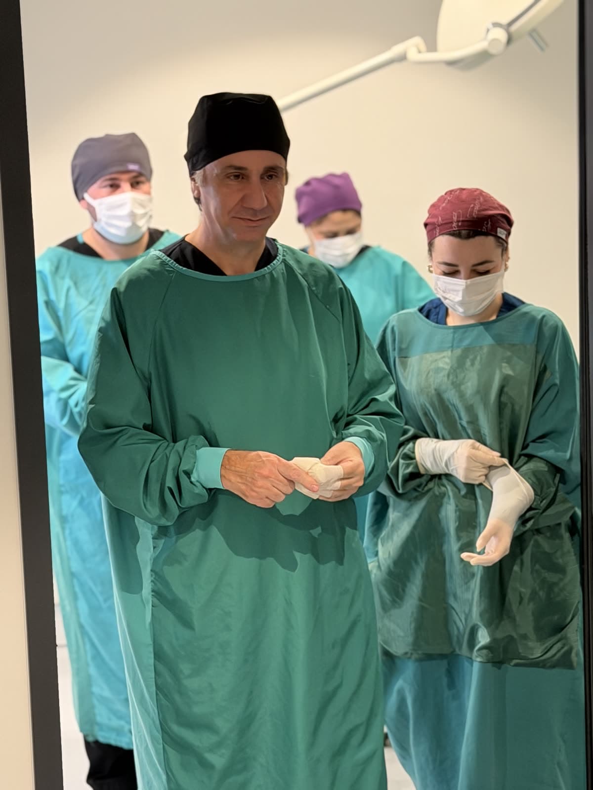 Op. Dr. Yasir Gözü ameliyathanede — Genel Cerrahi ve Proktoloji Uzmanı, Avrupa Cerrahi İstanbul