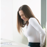 kuyruk sokumunda şişlik sebebiyle ağrı çeken hasta